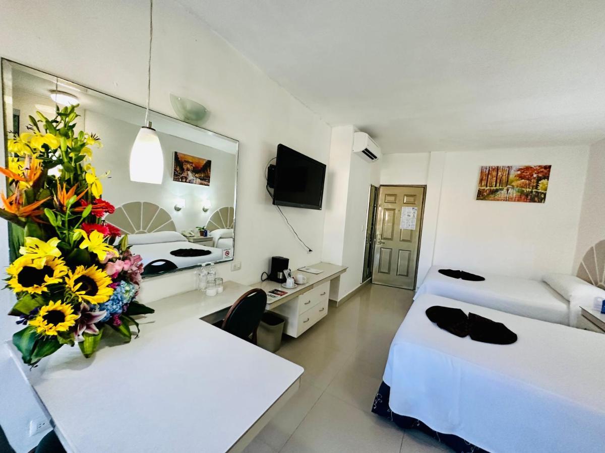 Hotel Plaza Caribe Канкун Екстериор снимка