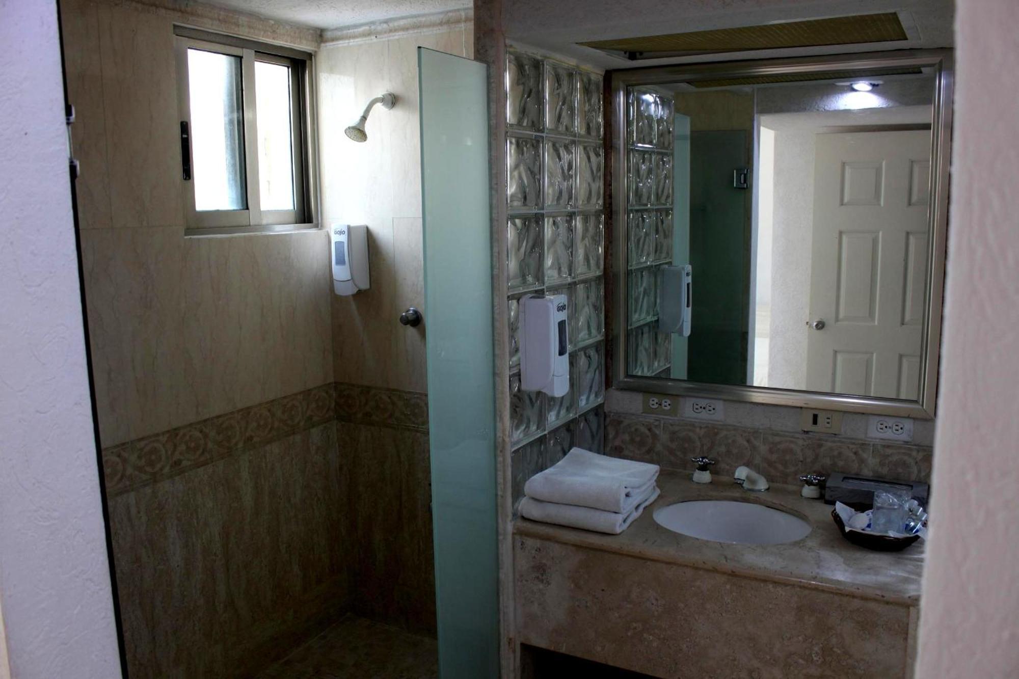 Hotel Plaza Caribe Канкун Екстериор снимка