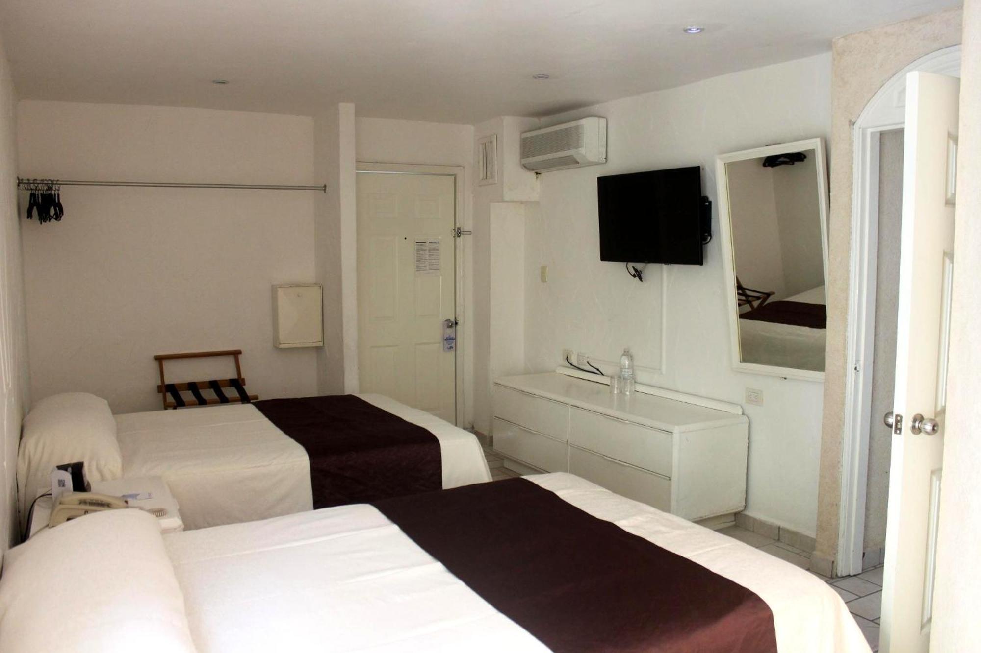 Hotel Plaza Caribe Канкун Екстериор снимка