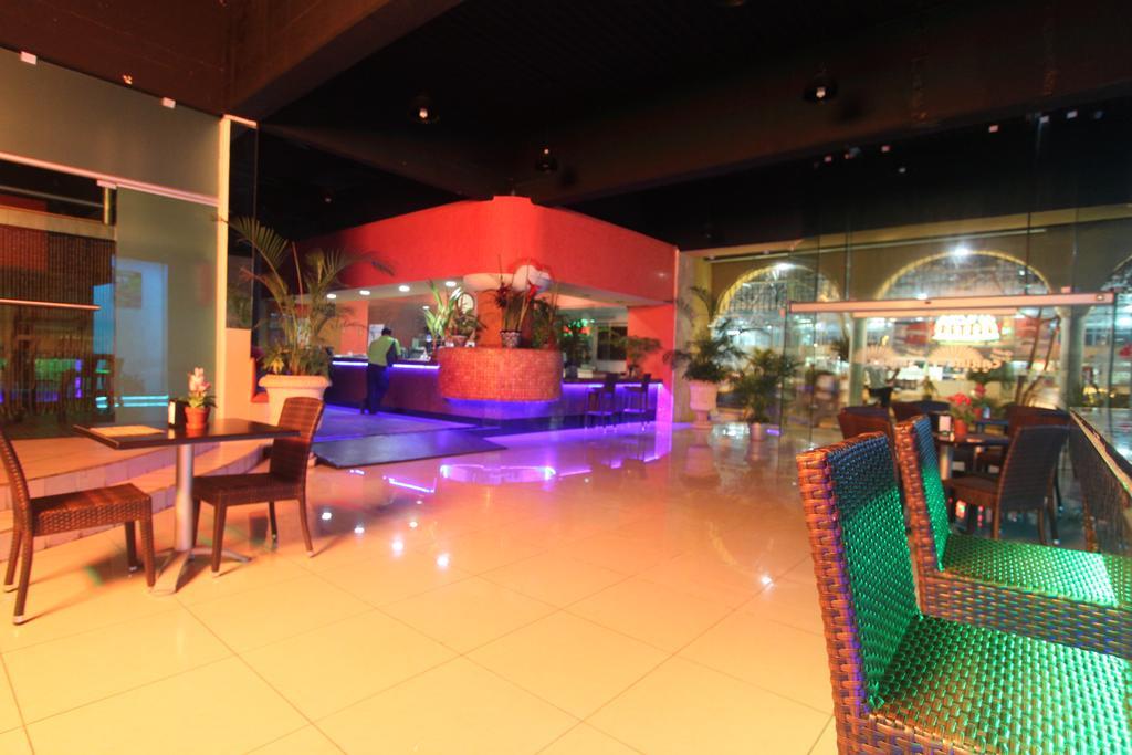 Hotel Plaza Caribe Канкун Екстериор снимка