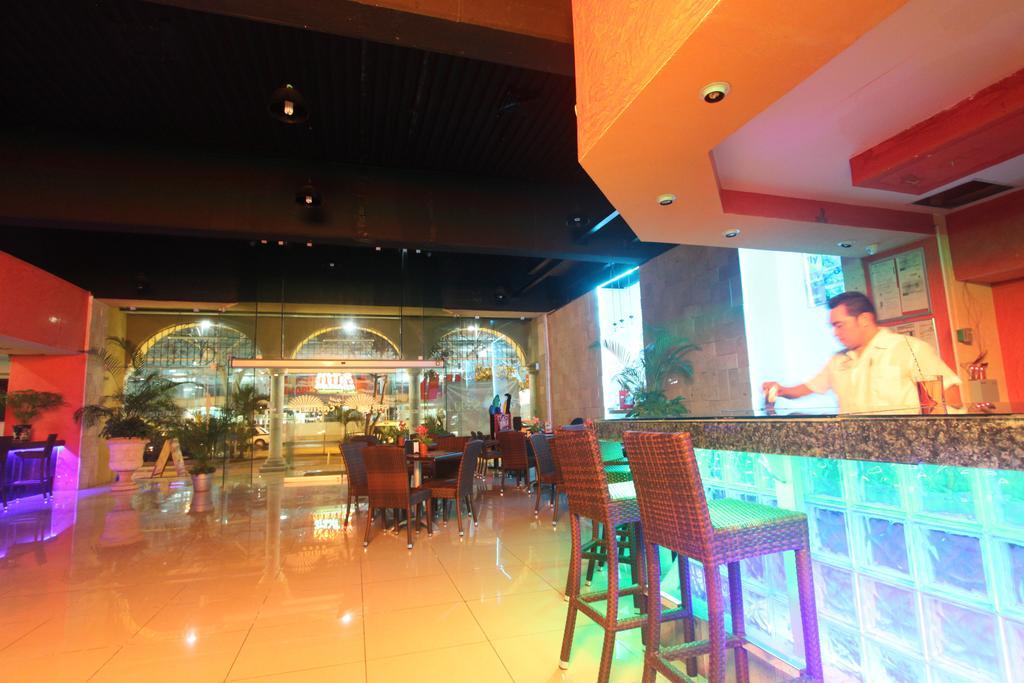 Hotel Plaza Caribe Канкун Екстериор снимка