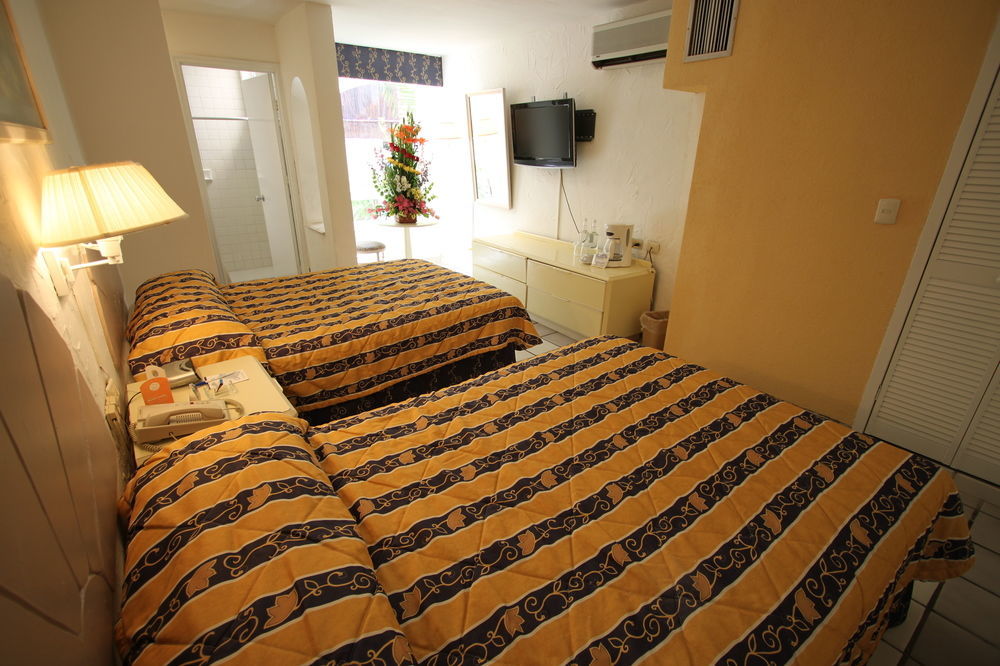 Hotel Plaza Caribe Канкун Екстериор снимка