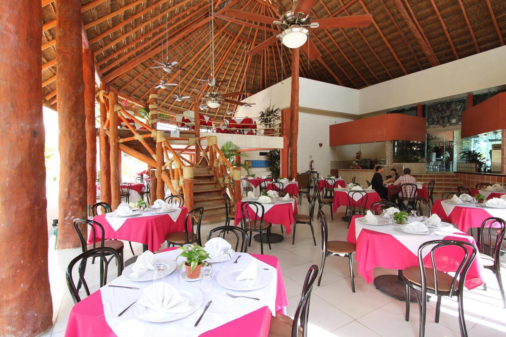 Hotel Plaza Caribe Канкун Екстериор снимка