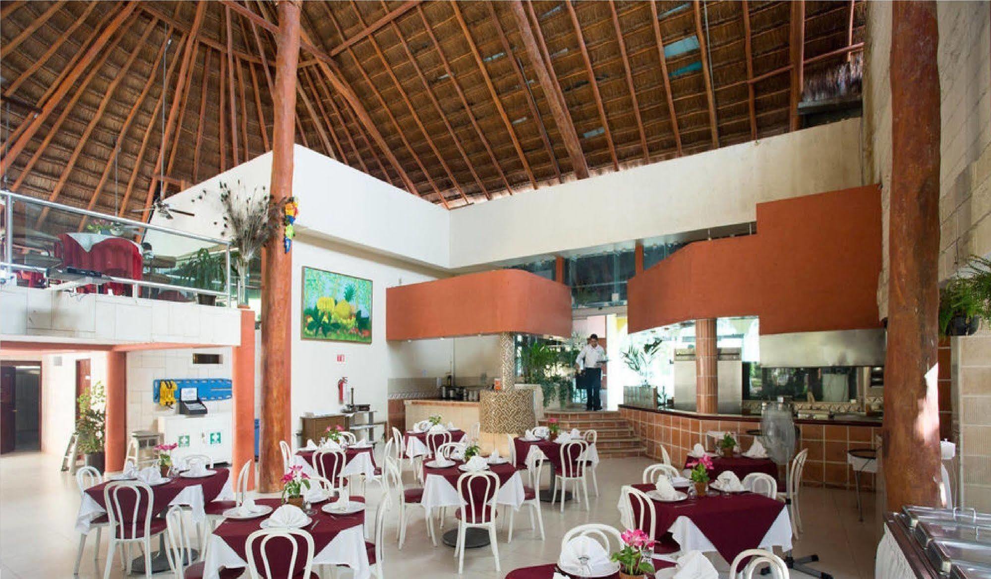 Hotel Plaza Caribe Канкун Екстериор снимка